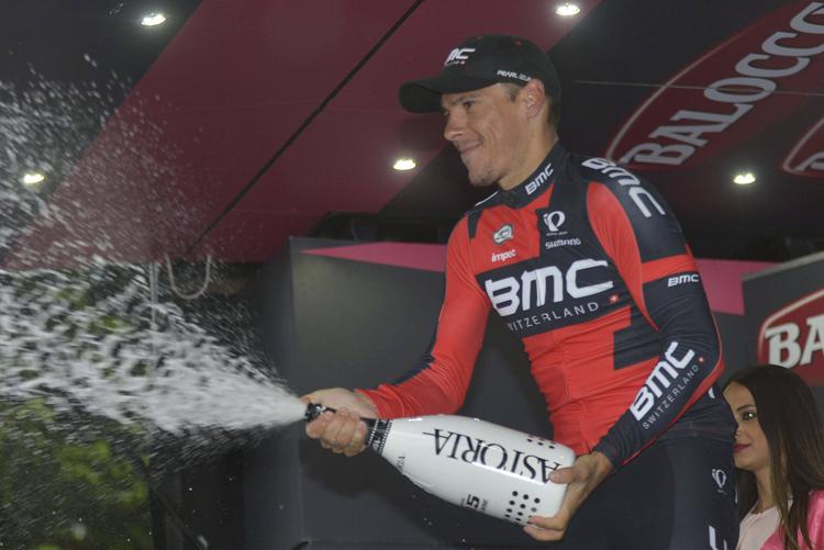 Philippe Gilbert vince la tappa e festeggia sul podio (foto Infophoto) - INFOPHOTO