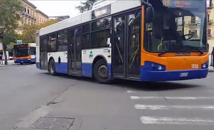 Palermo: autobus in ritardo, aggredito autista