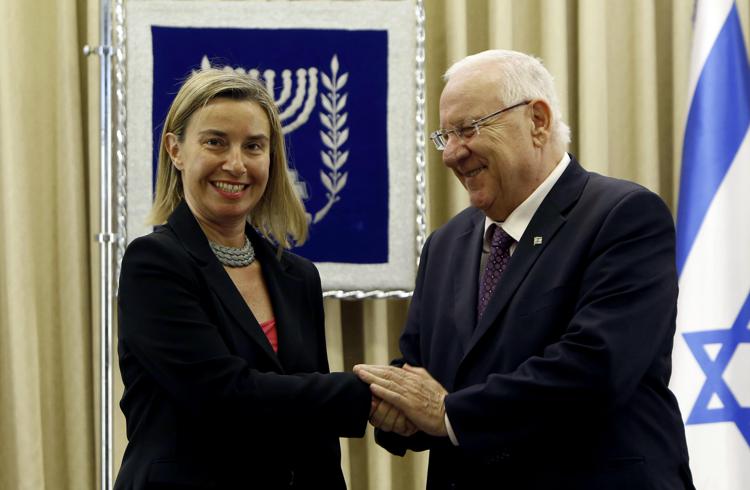 Il presidente israeliano Reuven Rivlin accoglie la responsabile della politica estera europea Federica Mogherini nel suo ufficio a Gerusalemme.  - (foto AFP)