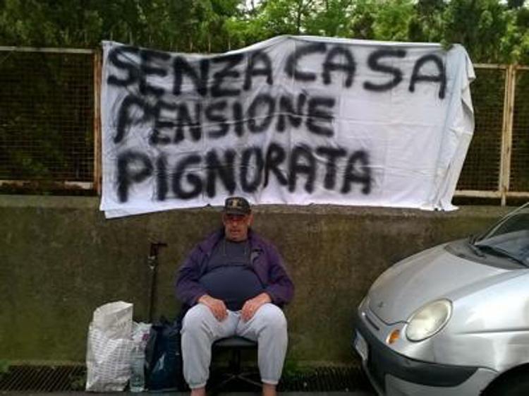 La protesta di Gianfranco Gatta (Adnkronos)
