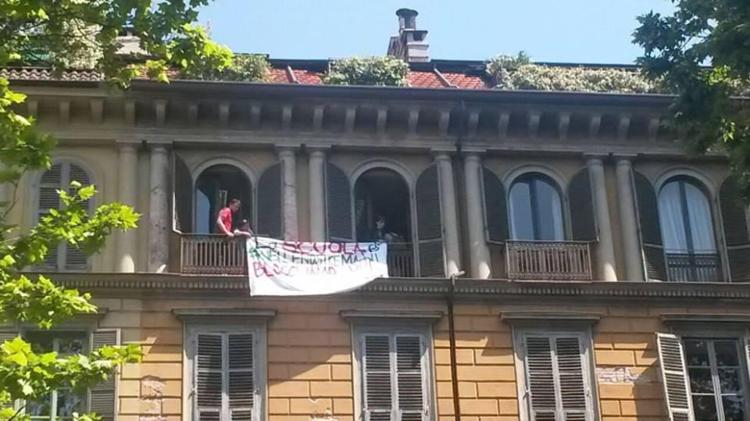 Scuola: Torino, Giannini non si presenta e  studenti occupano sede Miur