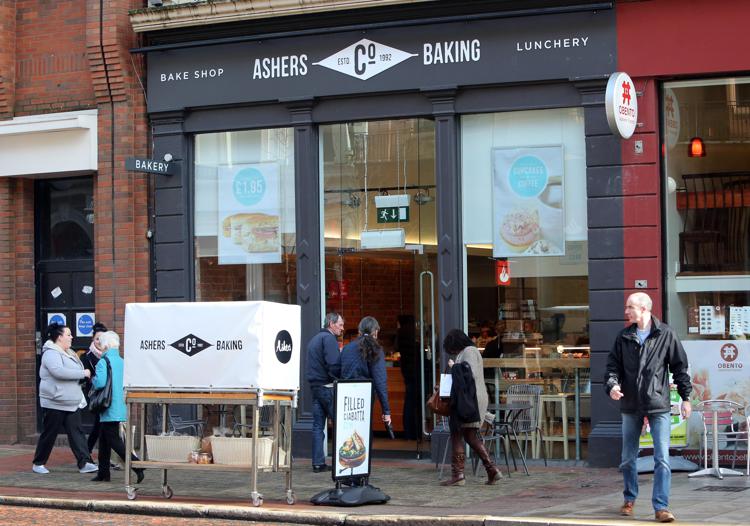 Un negozio della catena di pasticcerie  Ashers Baking Company a Belfast, in Irlanda del Nord (Foto Afp) 