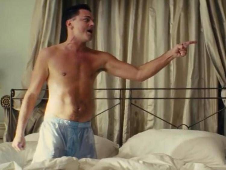 Leonardo DiCaprio, con addominali non proprio scolpiti, in una scena di 'The Wolf of Wall Street'