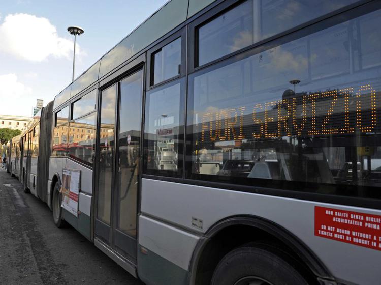 Nella foto un autobus fuori servizio (Infophoto)
