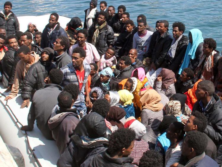 Barcone di migranti(Infophoto)