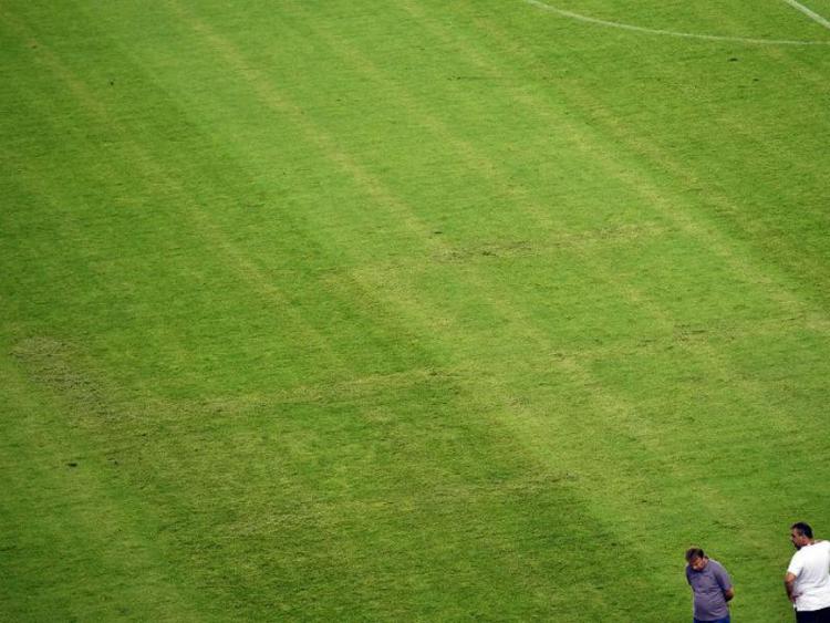 La svastica disegnata sull'erba dello stadio di Spalato prima di Croazia-Italia (Foto AFP) - (AFP)