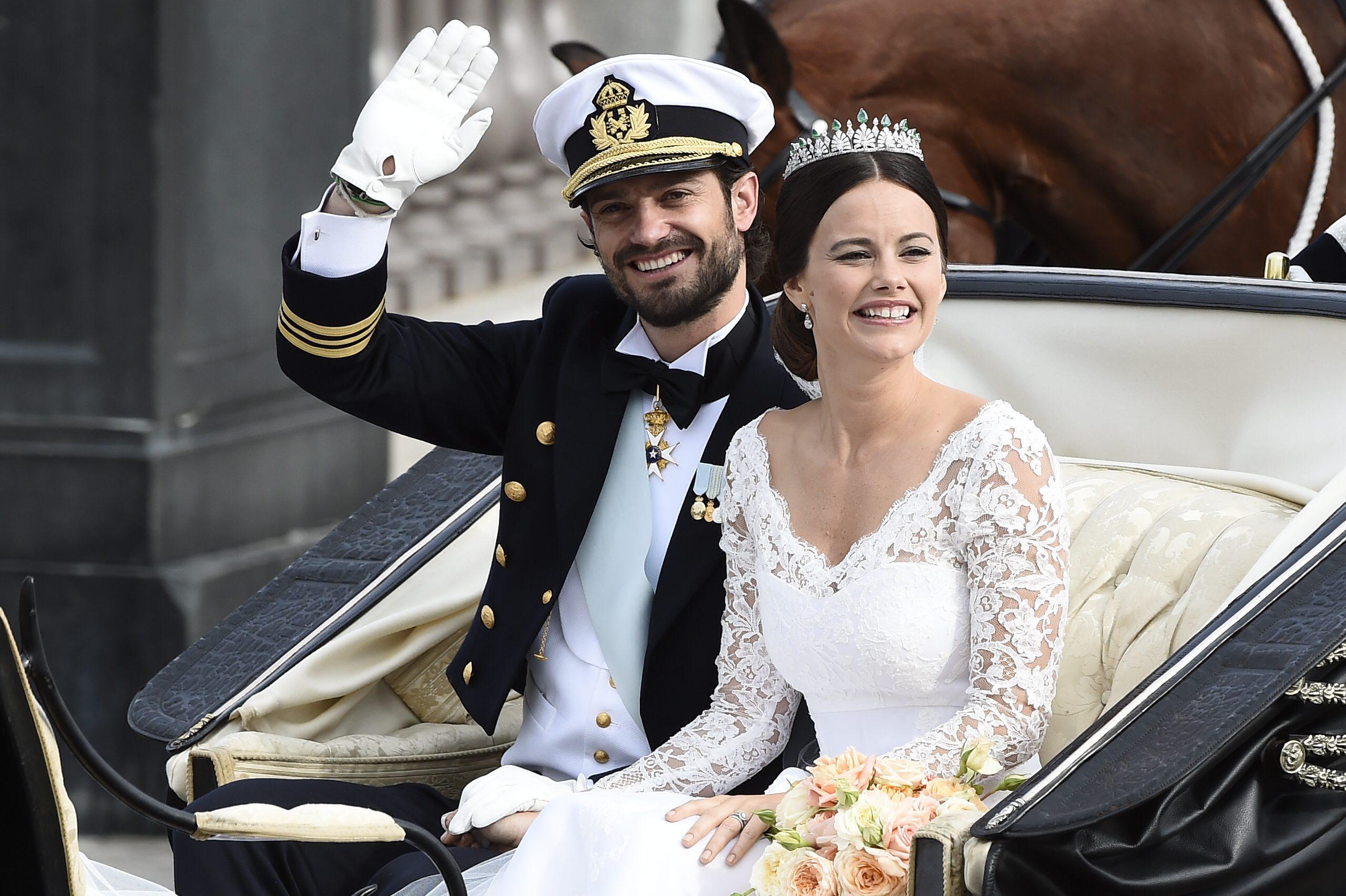 Principe Carl Philip di Svezia e Sofia Hellqvist sfilano tra le vie di Stoccolma (AFP)