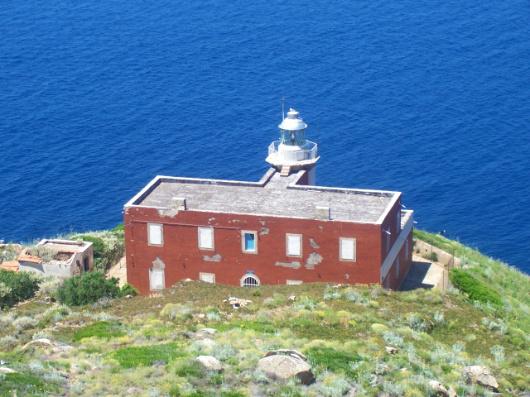 Faro Punta del Fenaio nell’Isola del Giglio - Grosseto (Foto da agenziademanio.it)
