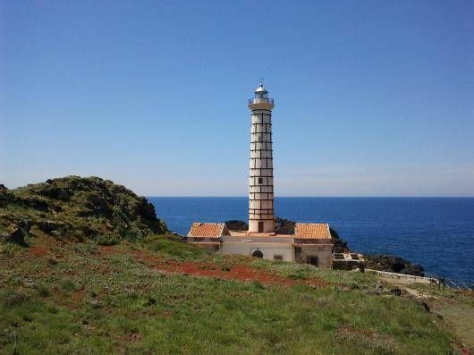 Faro di Punta Cavazzi a Ustica - Palermo (Foto da agenziademanio.it)