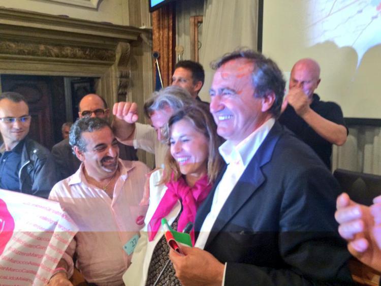 Brugnaro festeggia la vittoria con la moglie Stefania (Foto da Twitter)