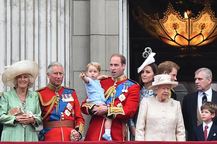 La famiglia reale britannica sul balcone di Buckingham Palace al termine della parata 'Trooping the Colour'. (Foto Afp)