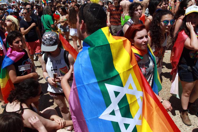 Partecipanti al gay pride di Tel Aviv - (foto AFP