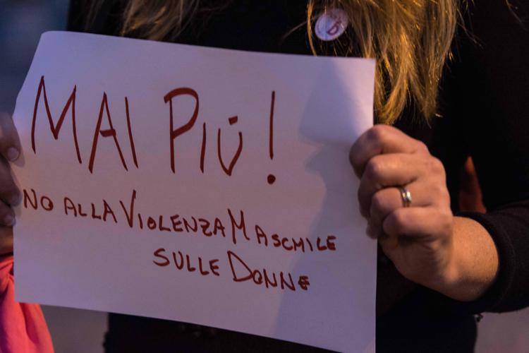 Cittadini dicono di no alla violenza sulle donne in Piazza del Popolo a Roma. (Infophoto) - INFOPHOTO
