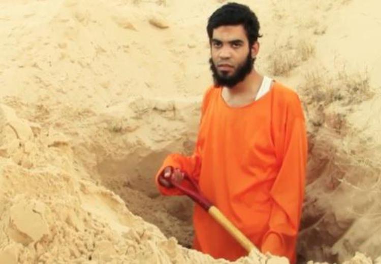Terrorismo: video shock dell'Is, 'spia' Mossad costretta a scavarsi fossa