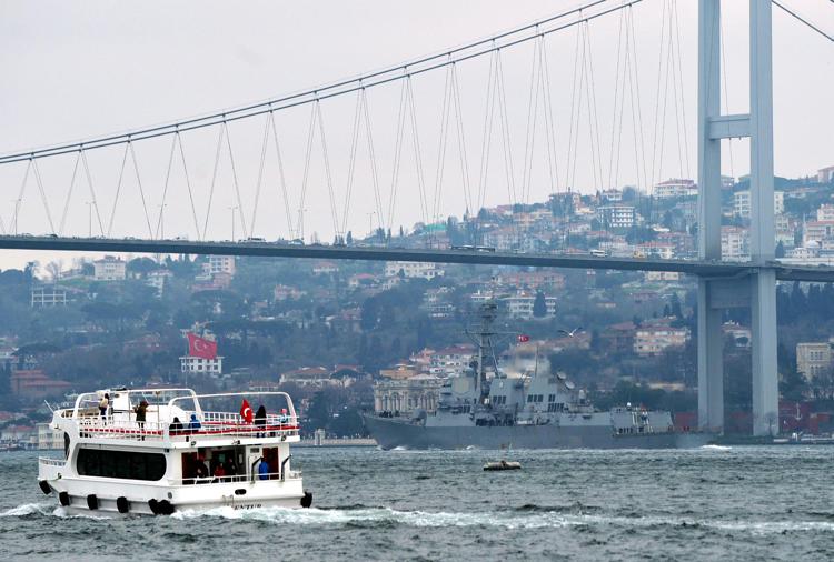 Una veduta del Bosforo che separa l'Istanbul asiatica da quella europea.   (Infophoto)