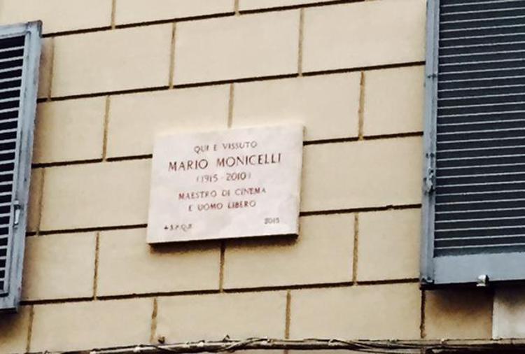 La targa dedicata a Mario Monicelli nella sua casa di Via dei Serpenti a Roma