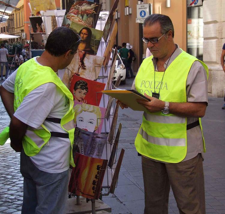 Roma: vigili contro abusivi a Fontana di Trevi, sequestrati 2mila articoli