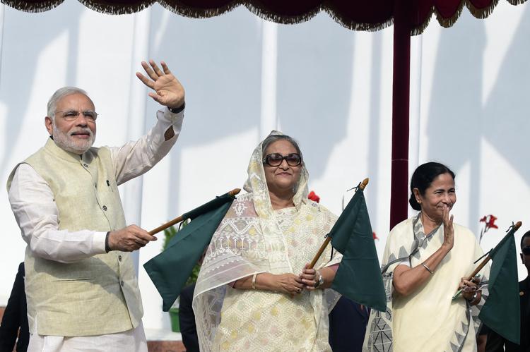 Narendra Modi, il primo ministro del Bangladesh Sheikh Hasina e il capo del governo  dello stato indiano del West Bengala, Kumari Mamata Banerjee  - (foto AFP)