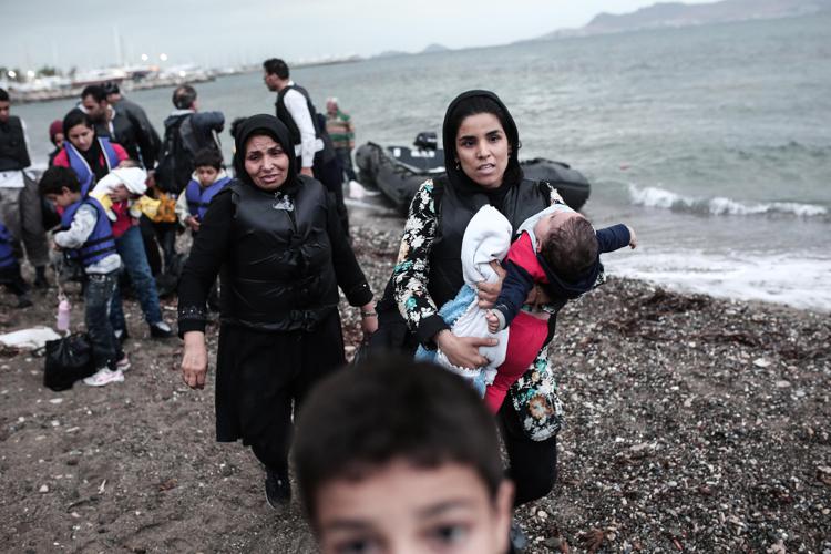 Migranti afghani sbarcati sulla spiaggia dell'isola di Kos.  - (foto AFP)