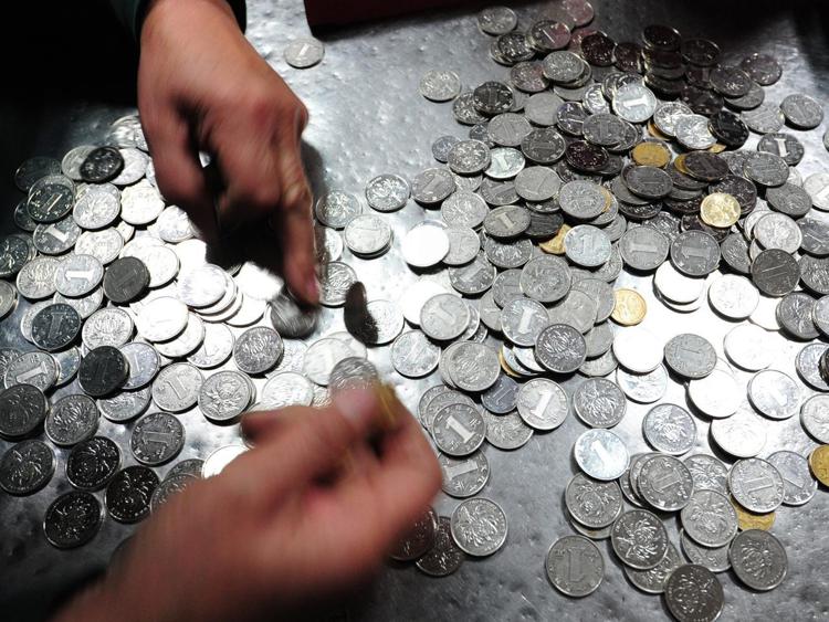 Il conteggio delle monetine (Xinhua)