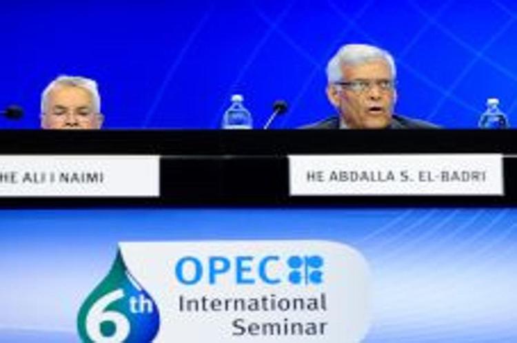 Il prezzo del petrolio cala in attesa del vertice Opec (Infophoto) - Opec meeting