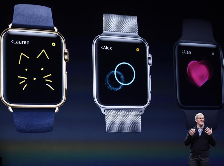 Tim Cook, ceo di Apple, presenta Watch (Infophoto)