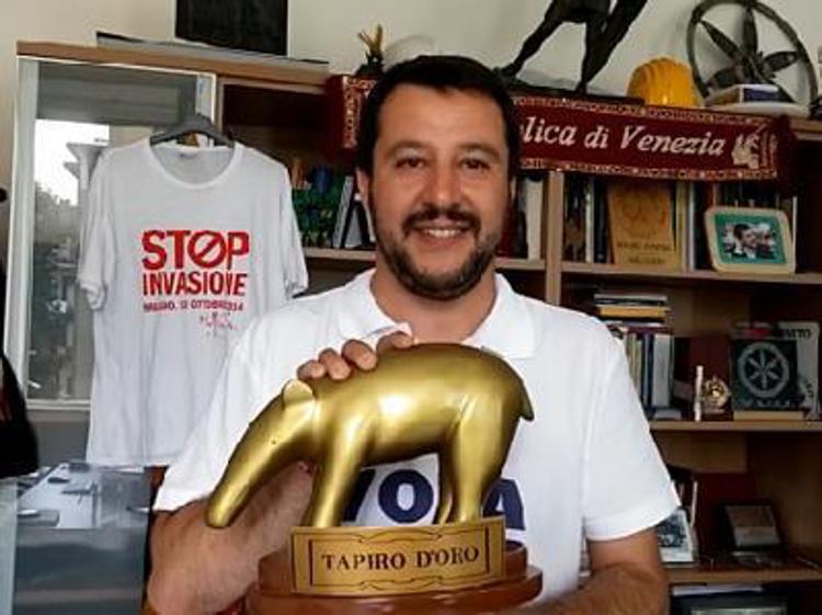 Regionali: Salvini 'consegna' tapiro ad elettori sinistra