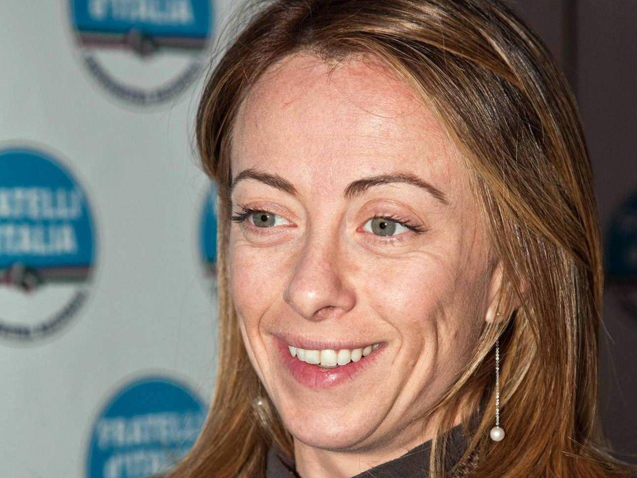 Meloni canta 'Memole' al karaoke