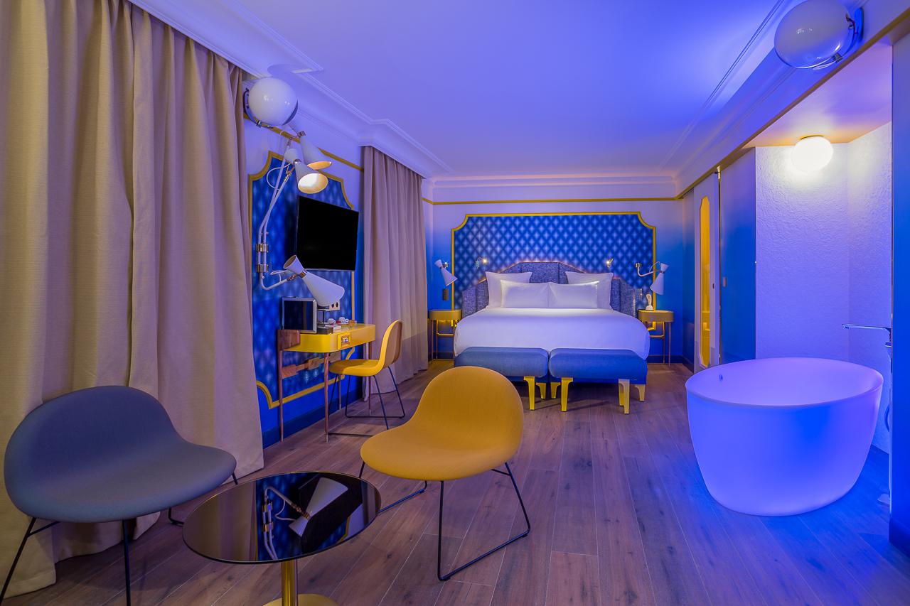 L'Idol hotel di Parigi sorge a pochi passi dall’ Opéra Garnier e dal Conservatorio Municipale. 'Lady Soul', 'Moon blue', 'My Chérie Amour', 'Jungle Fever' e 'Give me the night' sono solo alcuni dei nomi delle stanze di questo hotel, decorate come le copertine di album vintage