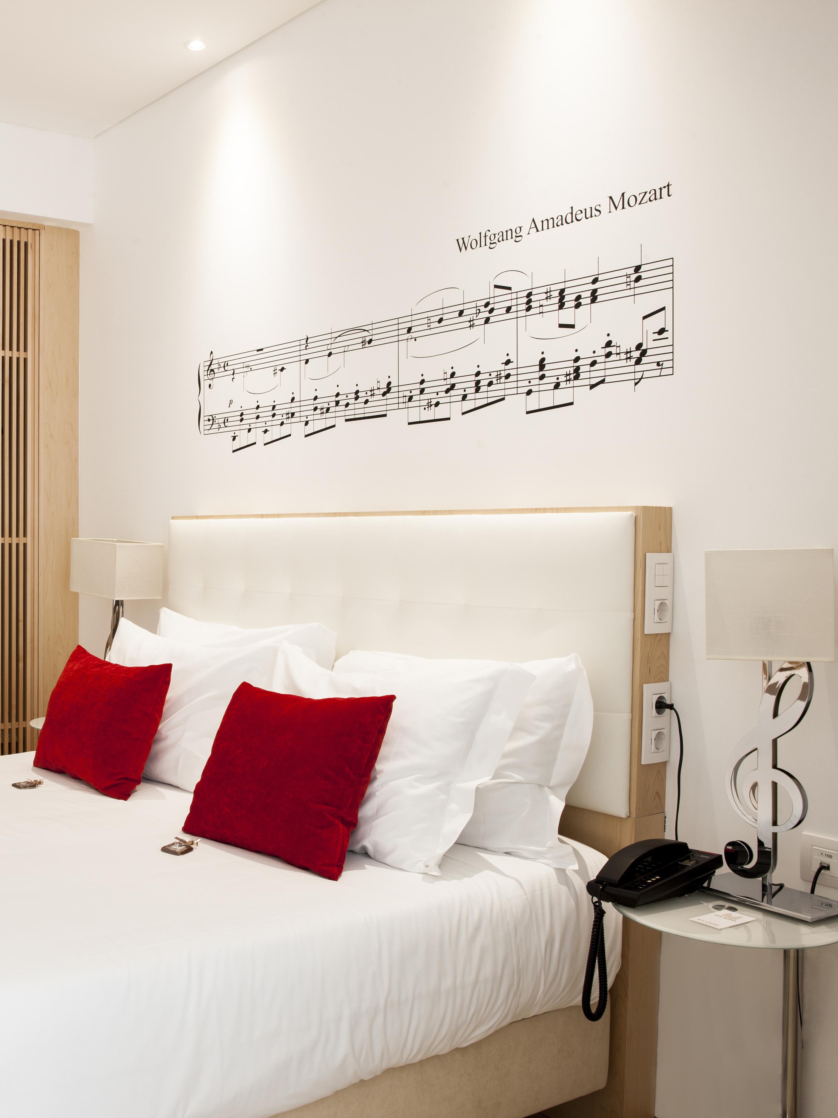 Per l'Hotel da Musica di Porto il tema si intuisce dal suo nome. Dispone di 85 camere, ognuna ispirata da brani musicali di compositori famosi
