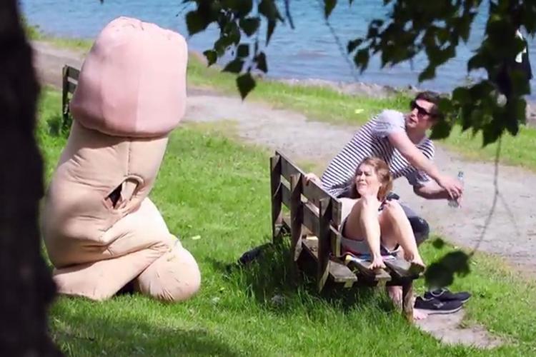 Un pene gigante contro la clamidia, in Norvegia la sensibilizzazione arriva in strada /Video