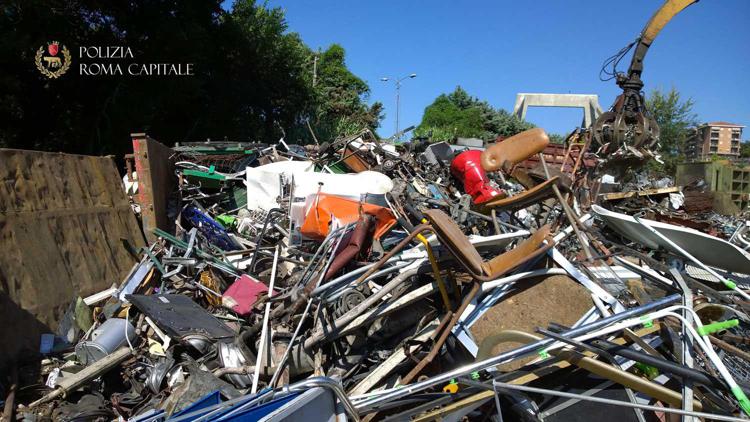 Roma: impianto di raccolta rifiuti e rottami sequestrato dai vigili