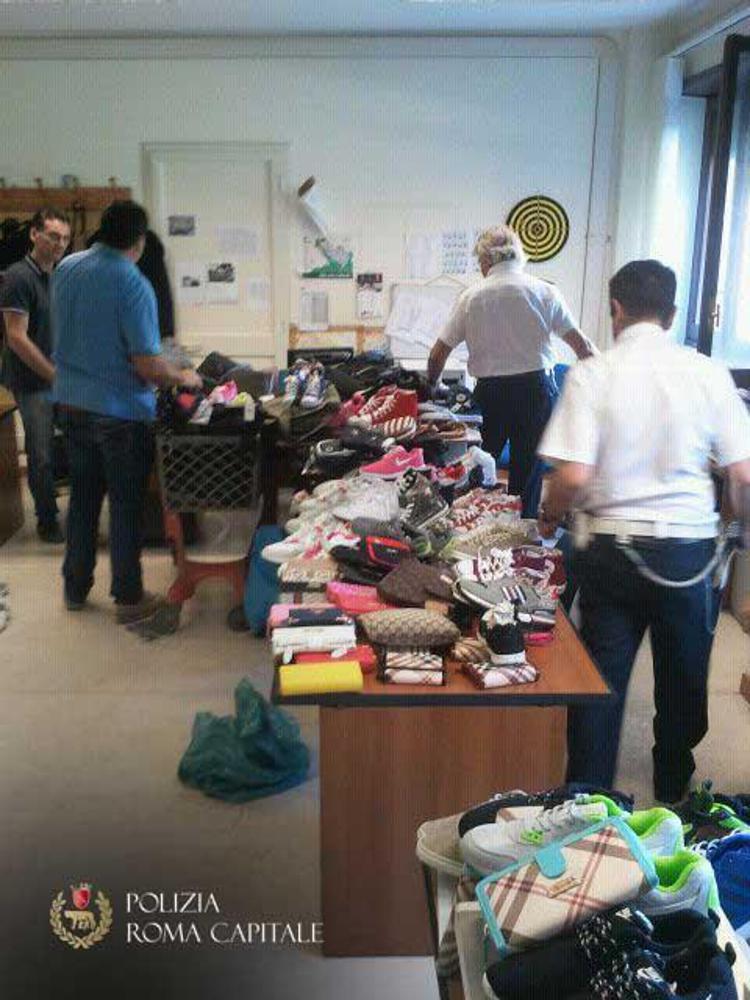 Roma: sequestrati 500 articoli, 4 auto e 5 banchi di vendita in via Sannio