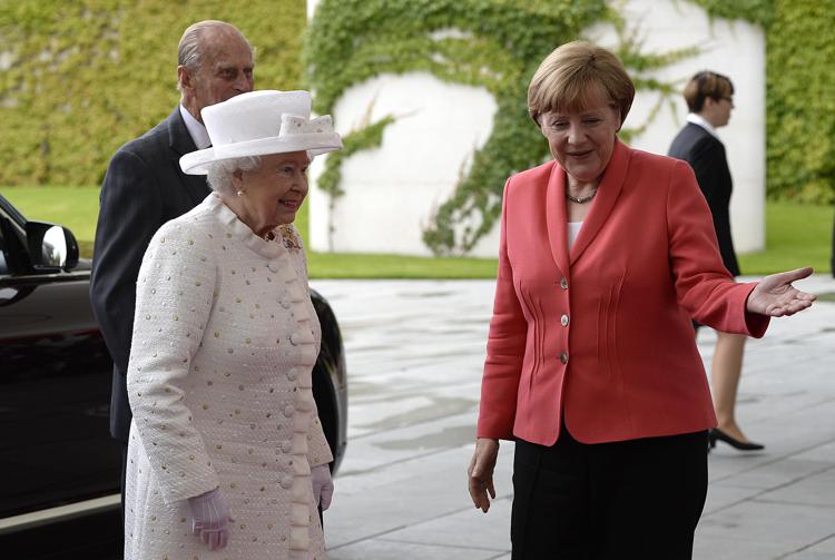 La regina Elisabetta II viene accolta dalla cancelliera Angela Merkel al palazzo della Cancelleria a Berlino (Foto Afp)