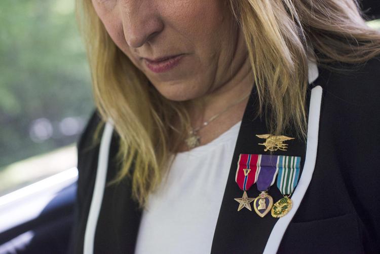 Kristin Beck mostra le medaglie ottenute durante i suoi 20 anni di servizio nei Navy Seal (Foto Washington Post)