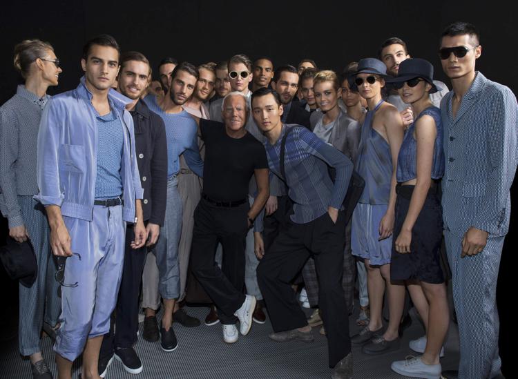 Giorgio Armani e i modelli della sfilata primavera estate 2016