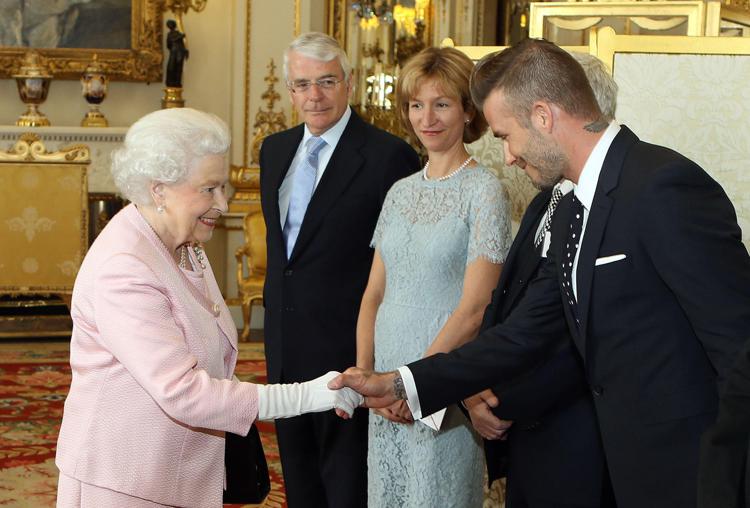 La regina Elisabetta e David Beckham (Afp) - AFP
