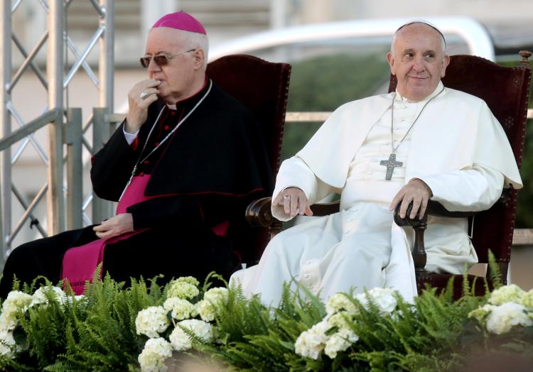 Papa Francesco con l'arcivescovo di Torino Cesare Nosiglia (Foto Afp) - AFP