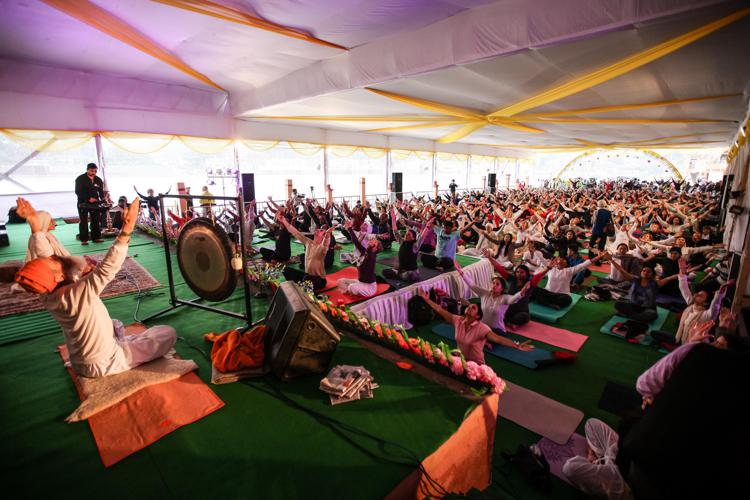 Decine di persone al 16esimo Festival internazionale dello yoga nell'Uttarakhand, in India (Foto Infophoto)