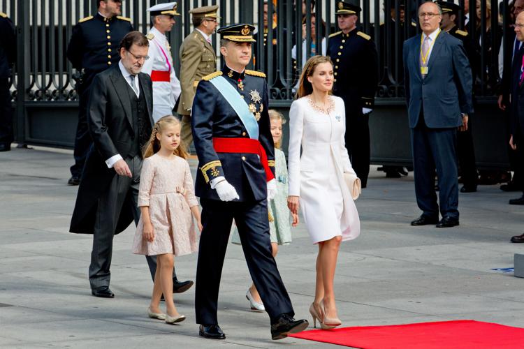 Re Felipe VI, con la moglie, la regina Letizia, le figlie, Leonor e Sofia, ed il premier spagnolo, Mariano Rajoy, a Madrid, il 19 giugno dell'anno scorso (Foto Infophoto)