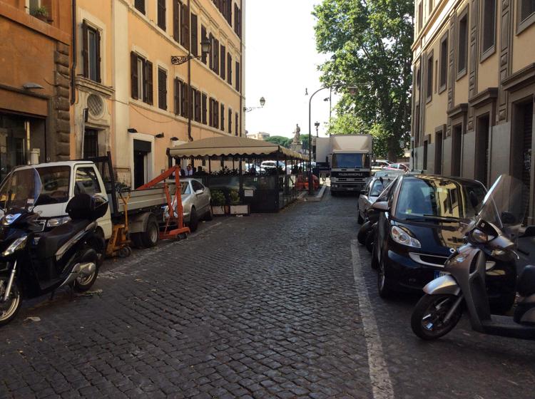 Roma: Alfonsi, a via di Panico rimosso grande gazebo abusivo