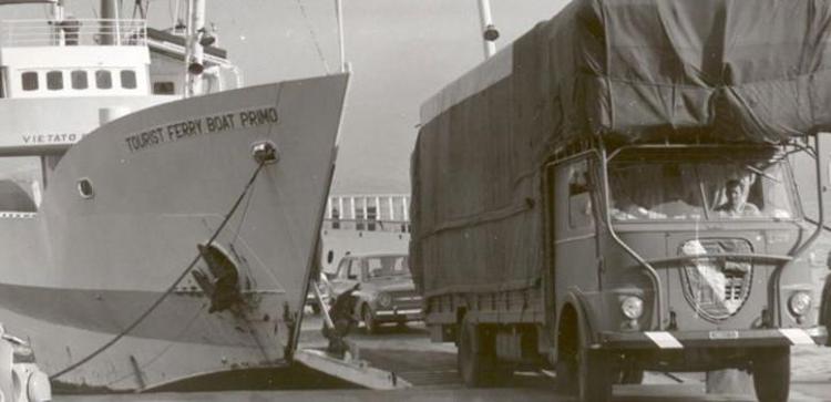 Una immagine d'epoca dei traghetti sullo Stretto di Messina (foto Caronte & Tourist)