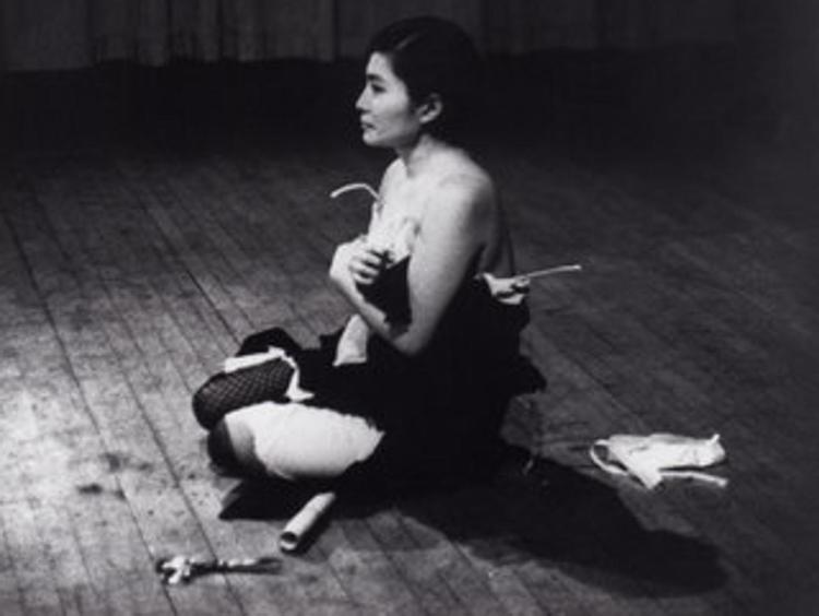 Yoko Ono durante un'esibizione nel 1965 - (Foto Minoru Niizuma)
