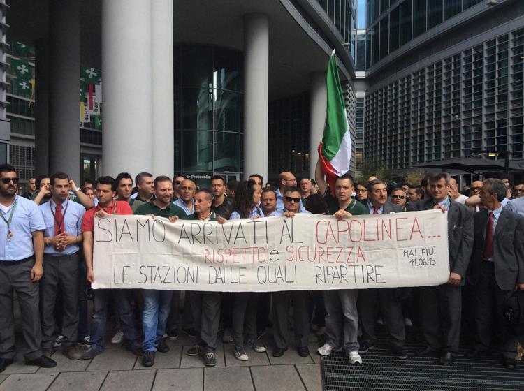 Milano: ferrovieri Trenord protestano in Regione per emergenza sicurezza