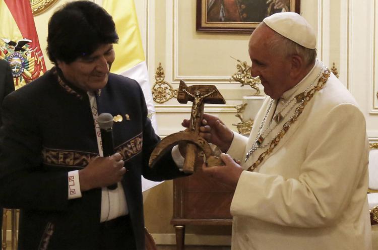 Il presidente boliviano Evo Morales regala a Papa Francesco il crocifisso ricavato da una falce e martello durante la visita del Santo Padre nel Paese (Afp)