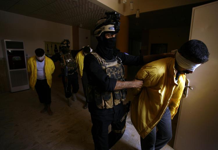 Forze speciali irachene in azione nei confronti di presunti sospettati di appartenere all'Is (AFP PHOTO) - (AFP)