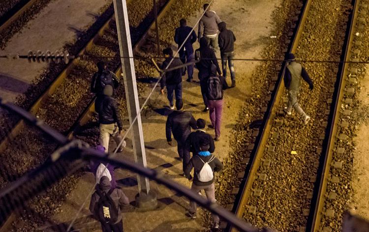 Migranti camminano sui binari (Afp) - AFP