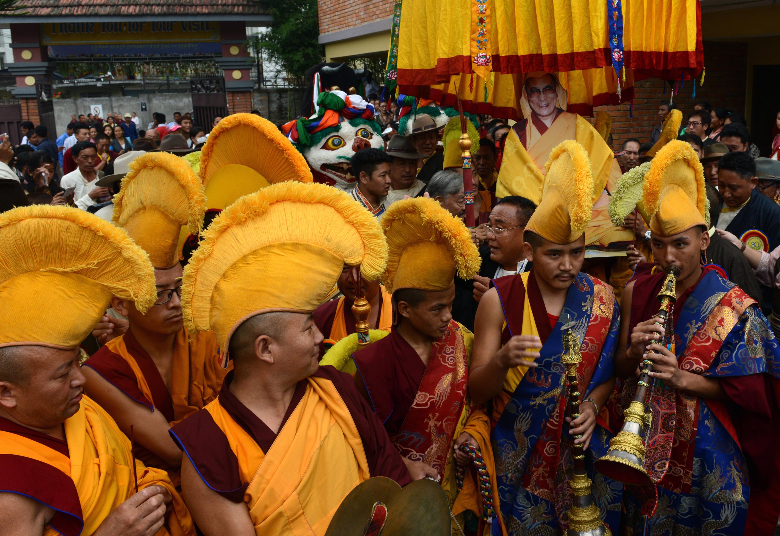 Monaci tibetani durante una cerimonia per l'anniversario della nascita del Dalai Lama, a Kathmandu, in Nepal (AFP)