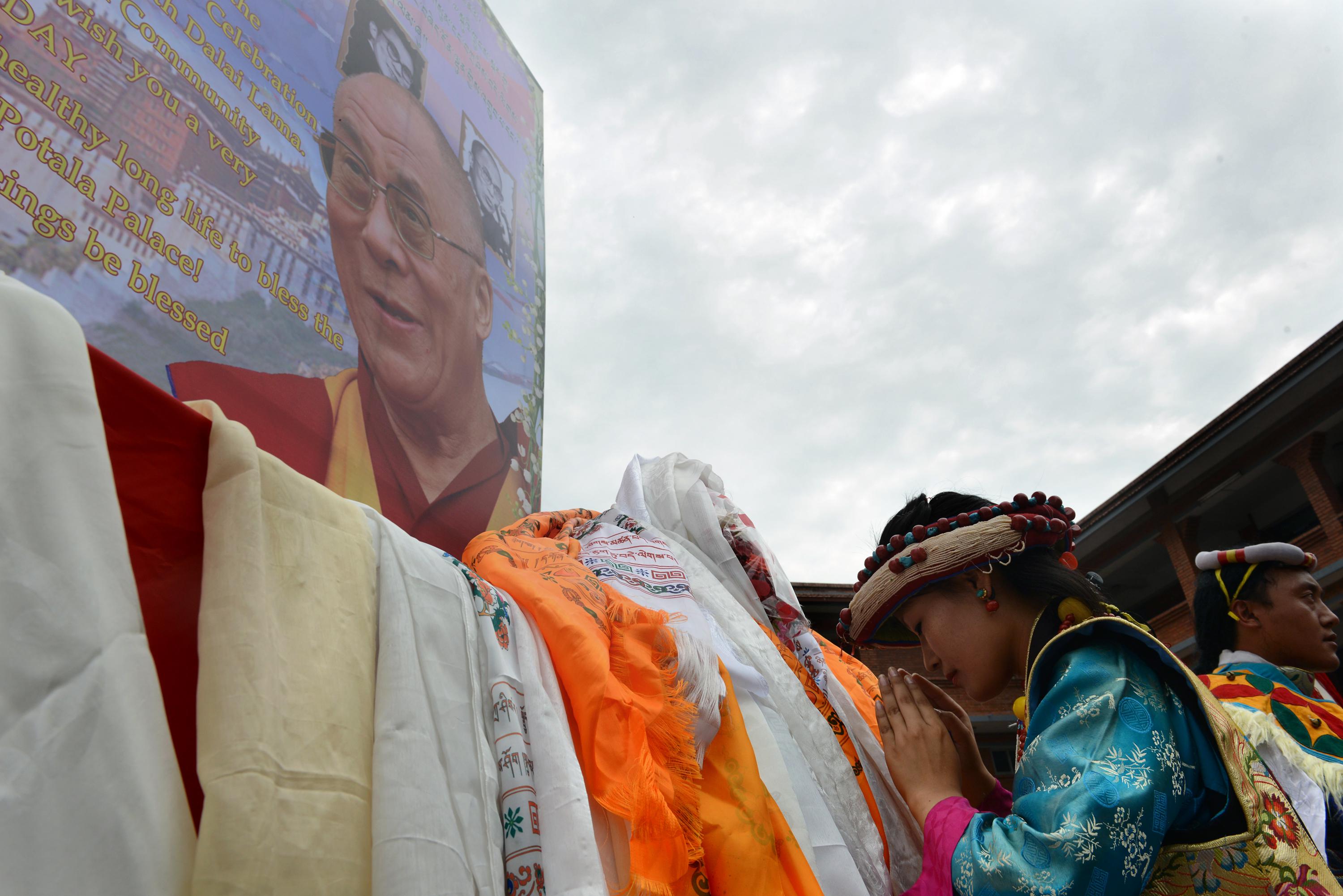 I festeggiamenti in occasione dell'80esimo compleanno del Dalai Lama alla Scuola Namgyal a Kathmandu, dove si sono riuniti migliaia di tibetani in esilio (AFP)