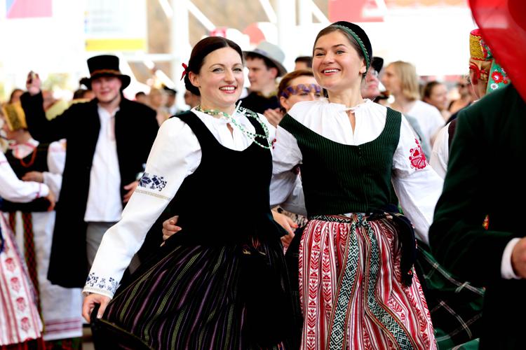 Expo: canti e balli folkloristici per il National Day della Lituania
